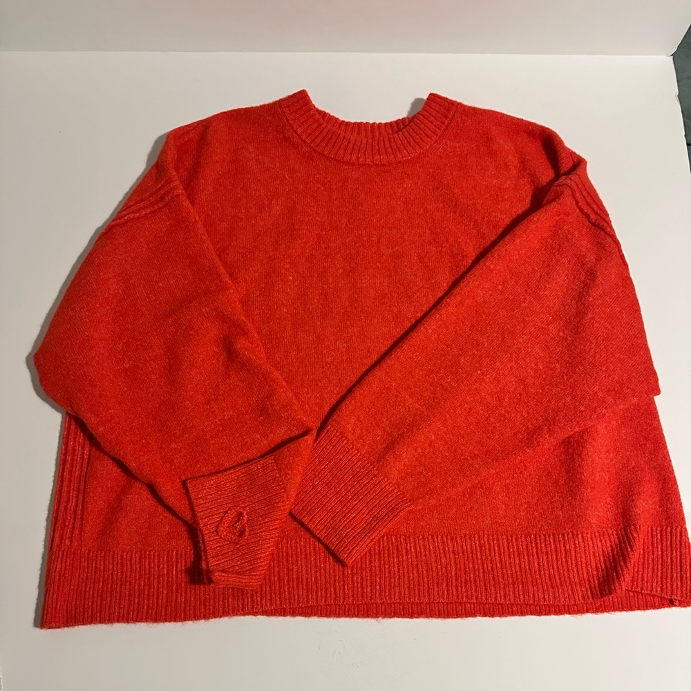 American Eagle Valentines Red sweater w heart on sleeve XXL BRAND NEW